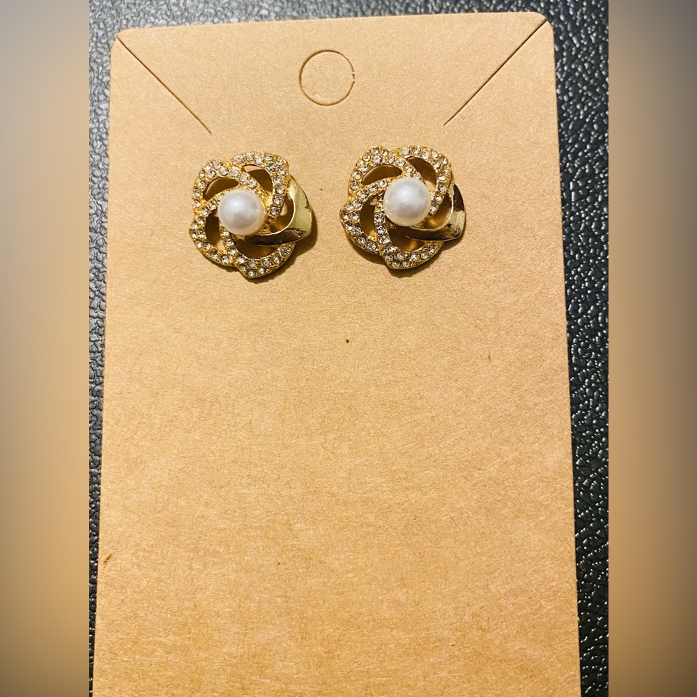 Beautiful Hollow Flower Design Stud Fashion Earrings With Imitation Pearl - Picture 1 of 9